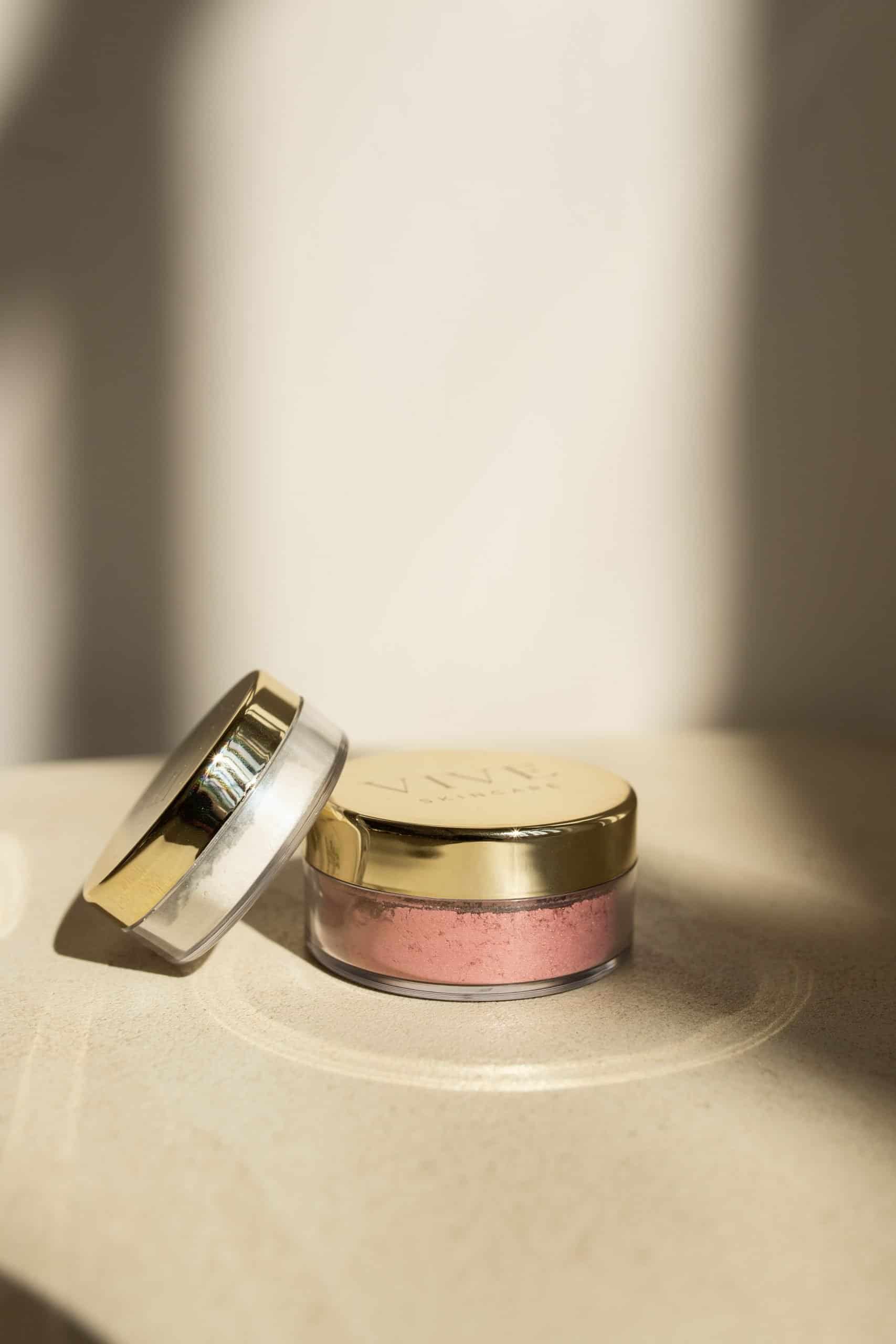 VIVE Skincare Glow highlighter en Roze quartz blush